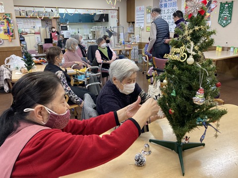 クリスマスツリーの飾り付けと牛乳パックタワー(小名木川）